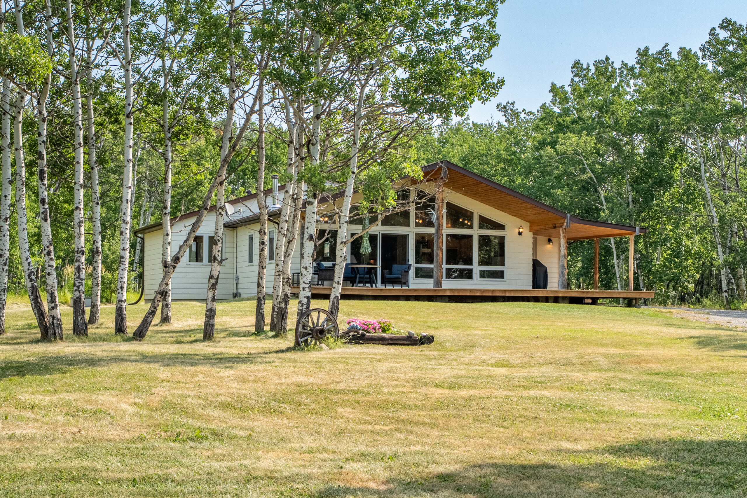 Custom bungalow in Foothills County